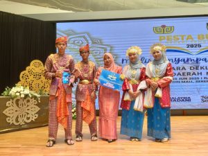PASUKAN PANTUN SDASA BERSAMA JURULATIH CIKGU NURAIN KAMAL YANG TELAH BANYAK MEMBIMBING PASUKAN SDASA HINGGA MEMPEROLEH KEJAYAAN YANG CUKUP BERMAKNA INI