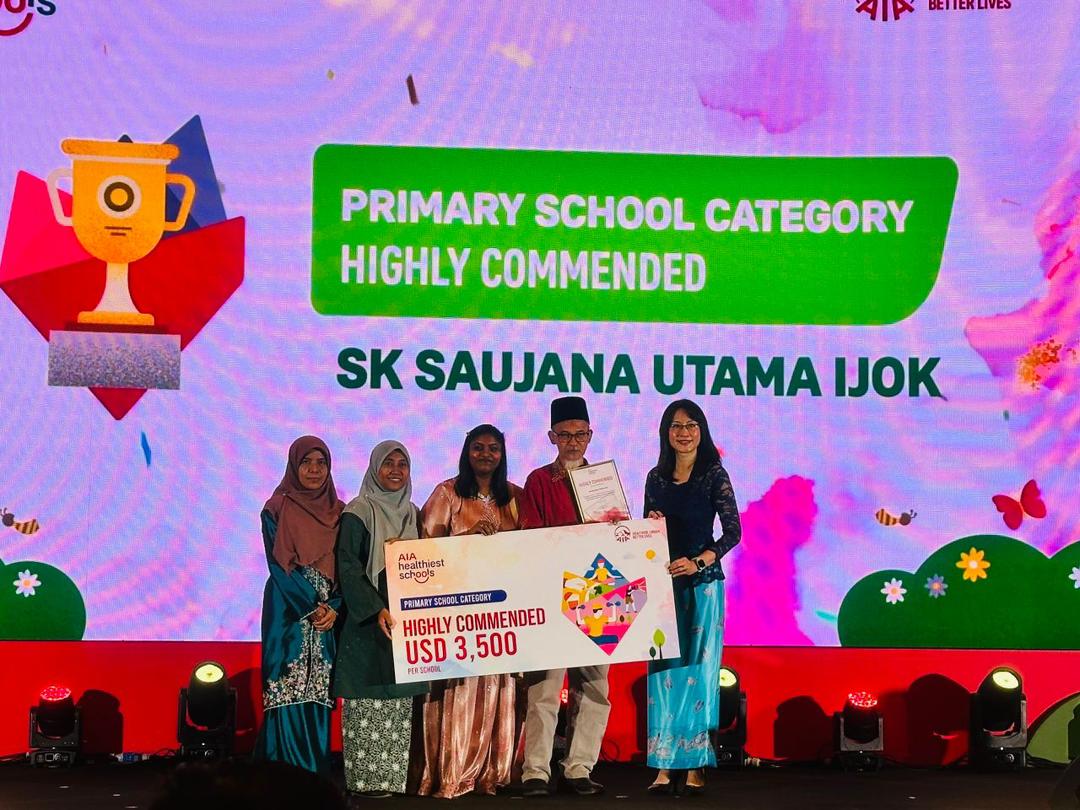 Gambar 1 Mendapat hadiah USD3500 Anugerah Sekolah Tersihat AIA
